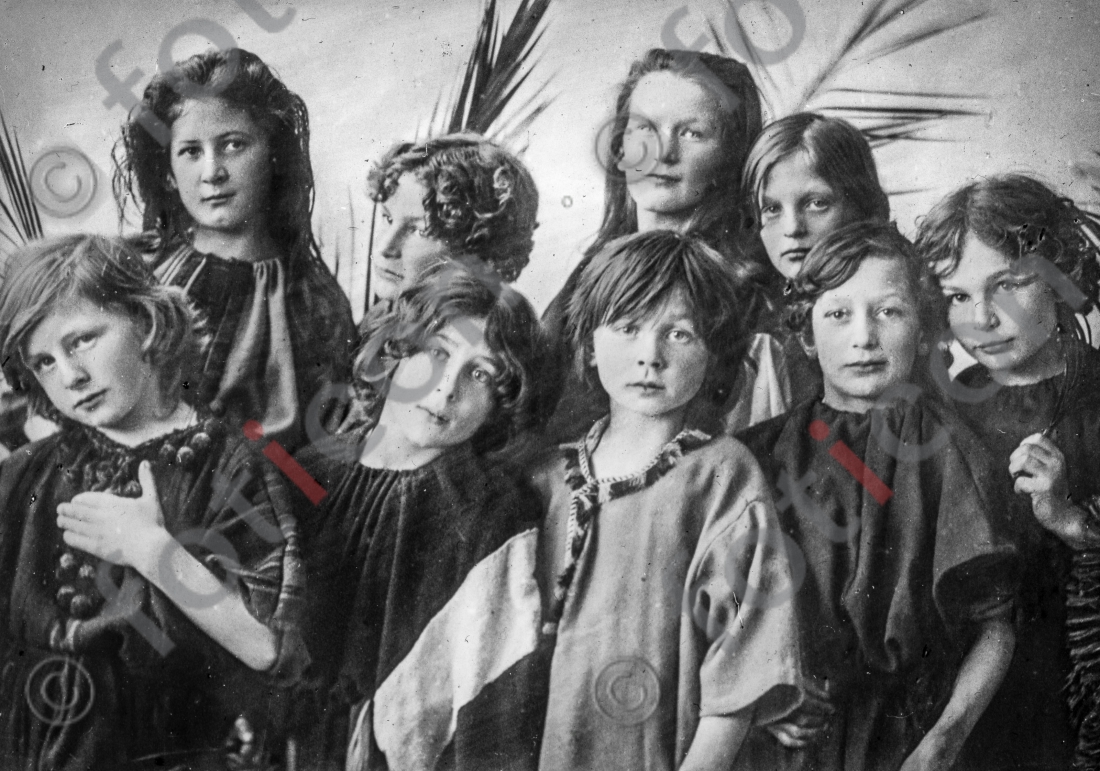 Kinder des Passionsspiels | Children of the Passion Play - Foto foticon-simon-105-044-sw.jpg | foticon.de - Bilddatenbank für Motive aus Geschichte und Kultur